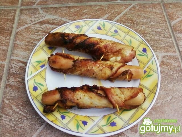 Grillowane parówki w boczku. Grillowane parówki w boczku.
