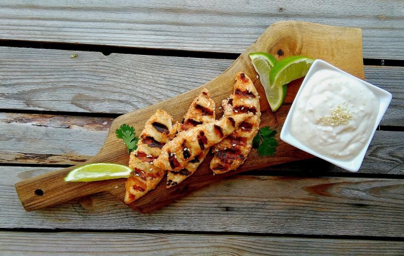 Grillowane polędwiczki z kurczaka z sosem sezamowy