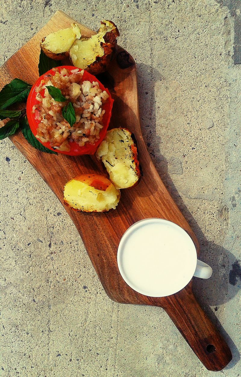 Grillowane pomidory faszerowane mięsem i fetą Grillowane pomidory faszerowane mięsem i fetą