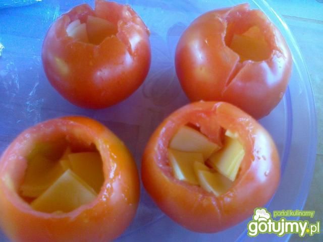 Grillowane pomidory z serem i ogórkiem