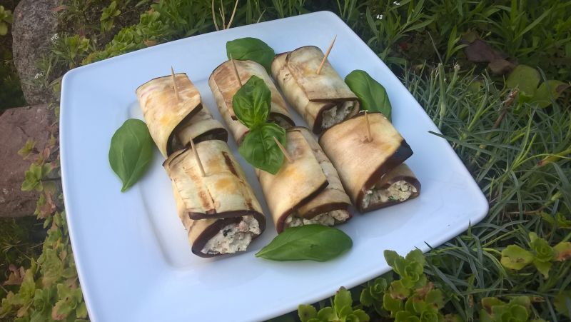 Grillowane roladki z bakłażana z fetą i łososiem