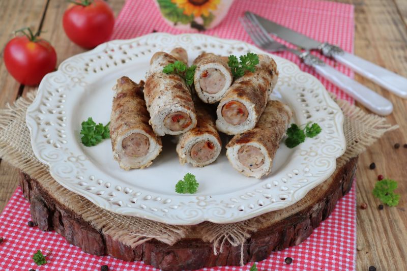 Grillowane roladki z kiełbaskami