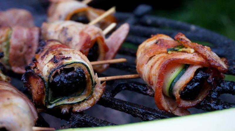 Grillowane roladki z śliwkami, boczkiem i cukinią