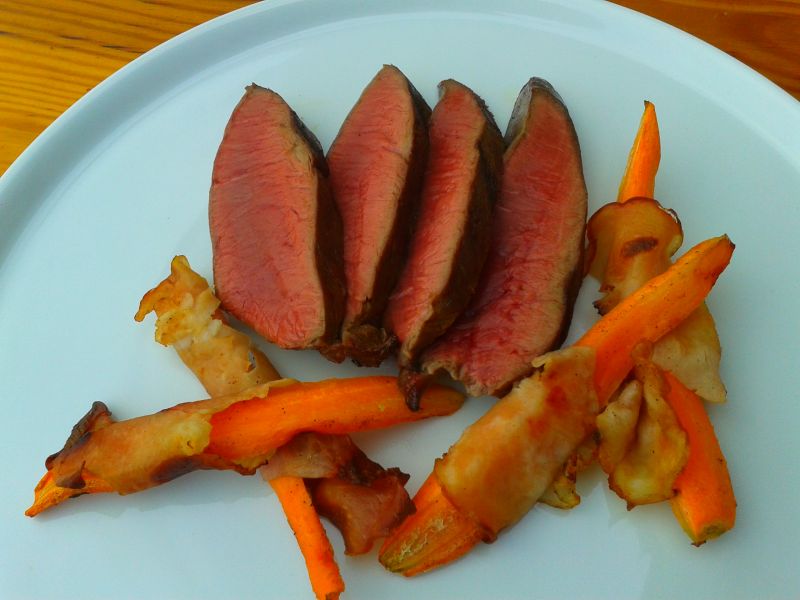 Grillowane serce wołowe z marchewką w boczku