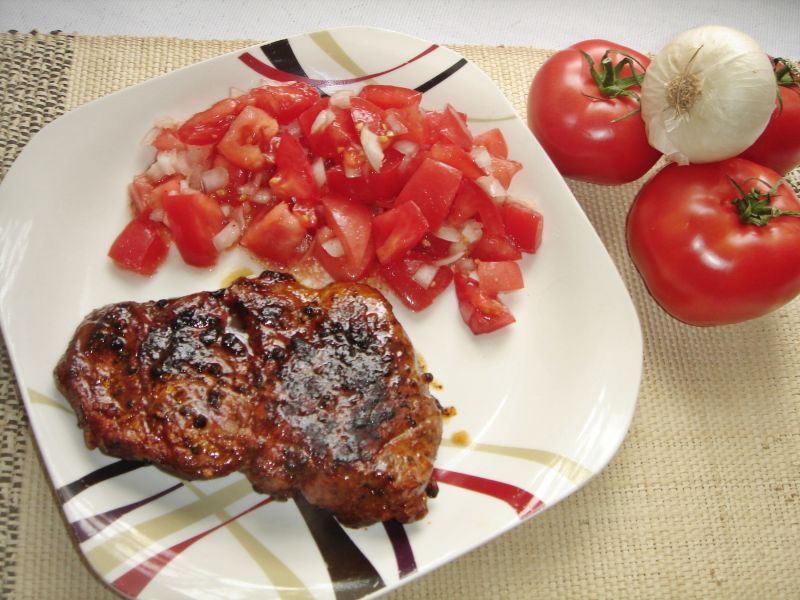 Grillowane steki z karkówki z pomidorową sałatką Grillowane steki z karkówki z pomidorową sałatką