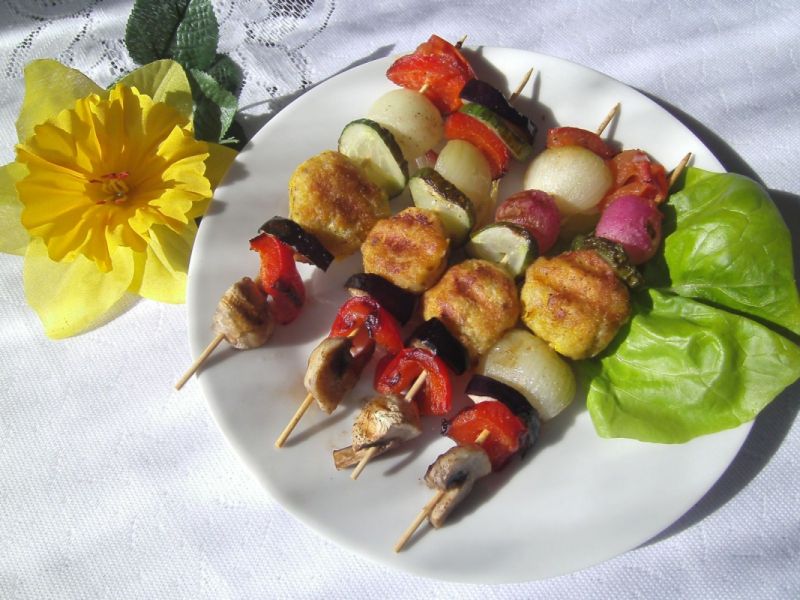 Grillowane szaszłyki z klopsikami rybnymi Grillowane szaszłyki z klopsikami rybnymi