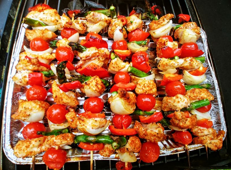 Grillowane szaszłyki z kurczakiemi warzywami Grillowane szaszłyki z kurczakiemi warzywami