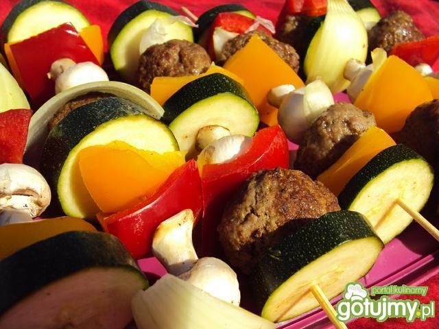 Grillowane szaszłyki z mięsa mielonego