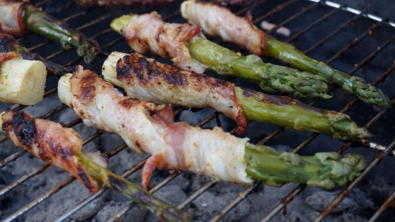Grillowane szparagi w boczku Grillowane szparagi w boczku