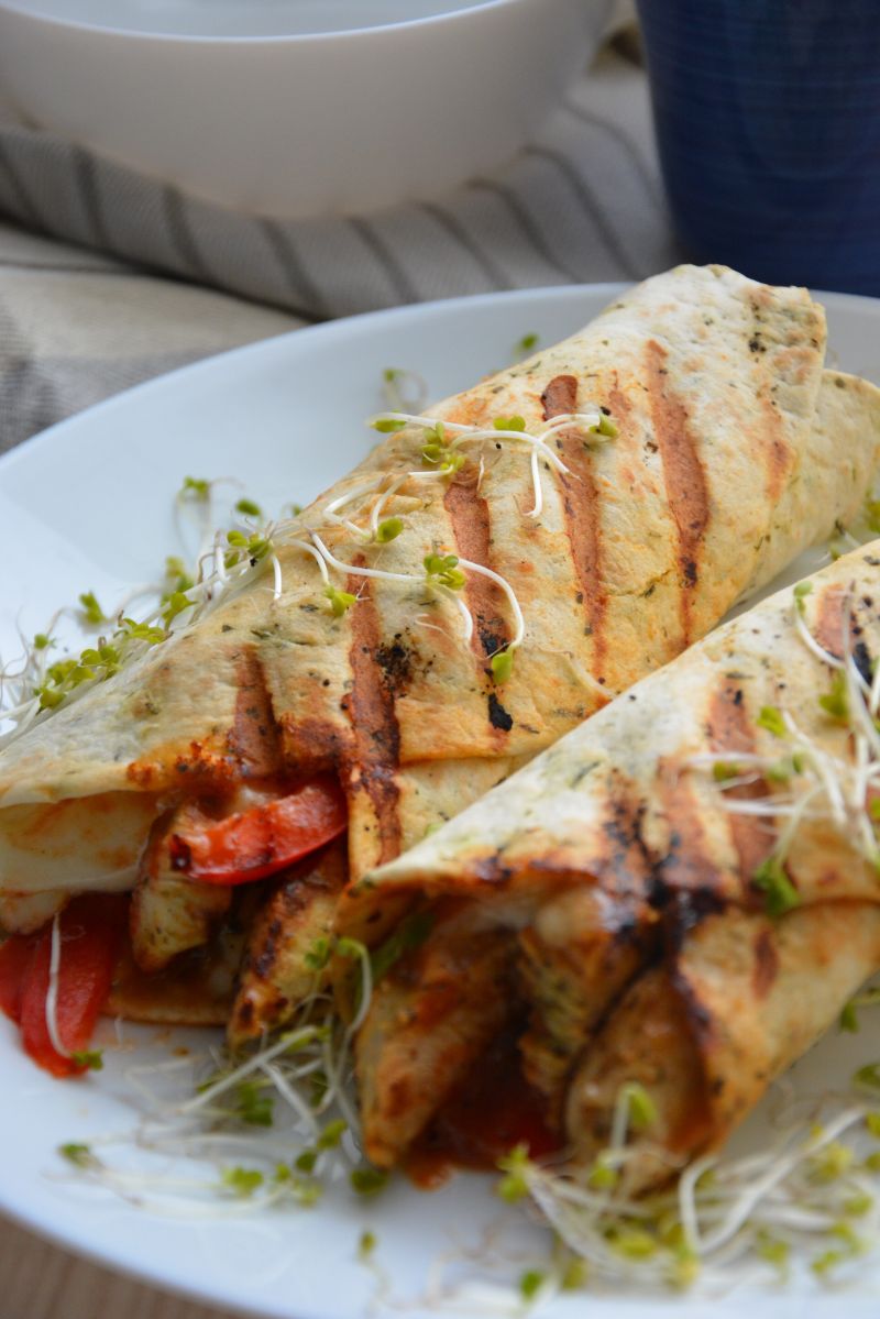 Grillowane tortille z indykiem curry i mozzarellą Grillowane tortille z indykiem curry i mozzarellą