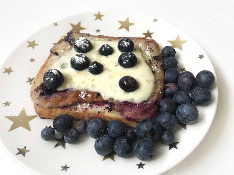 Grillowane tosty z borówkami 