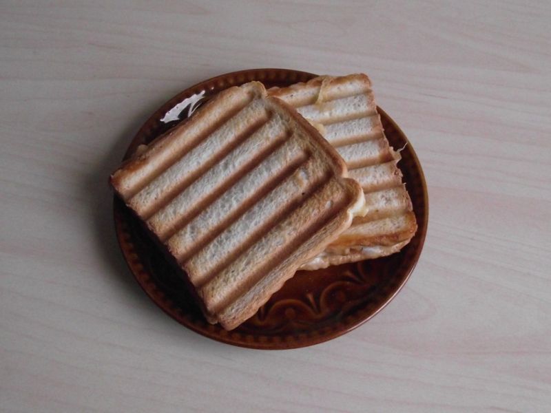 Grillowane tosty z dodatkiem kiszonego ogórka Grillowane tosty z dodatkiem kiszonego ogórka