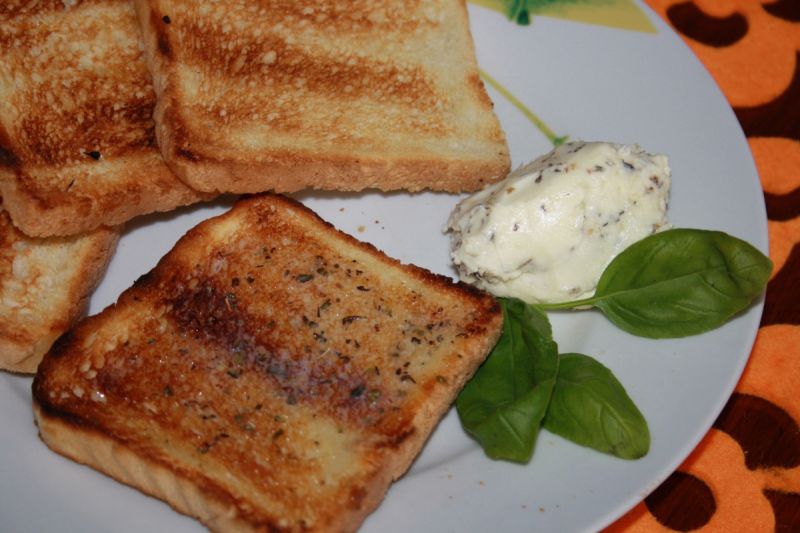Grillowane tosty z masełkiem ziołowym