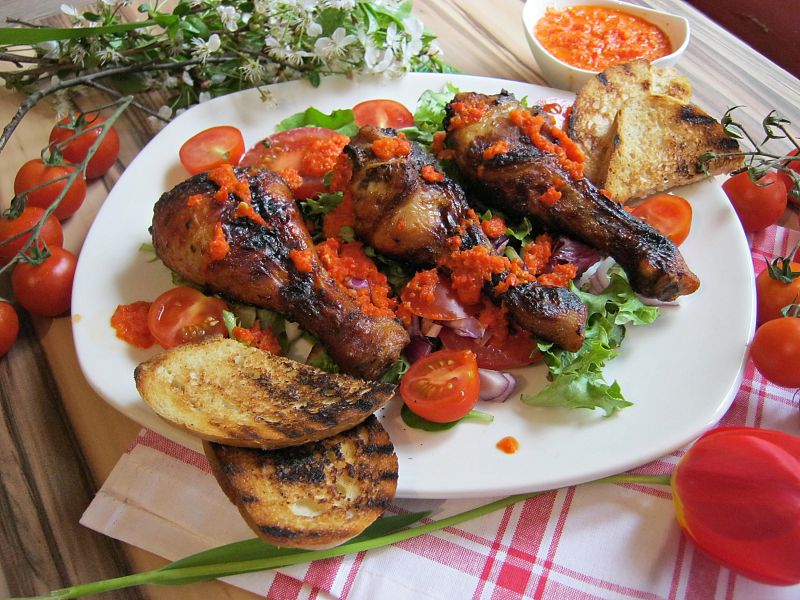 Grillowane udka w pomarańczowej marynacie z dipem 