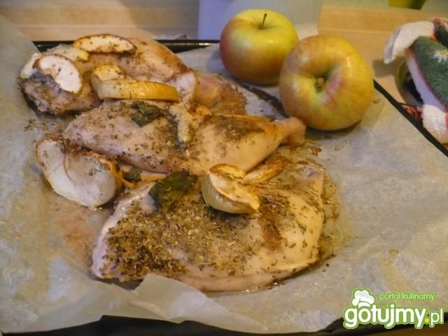 Grillowane udka z jabłkami