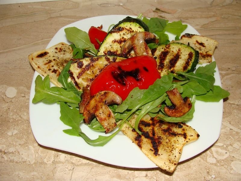 Grillowane warzywa na rukoli Grillowane warzywa na rukoli