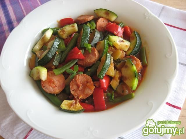 Grillowane warzywa z kiełbasą w sosie 