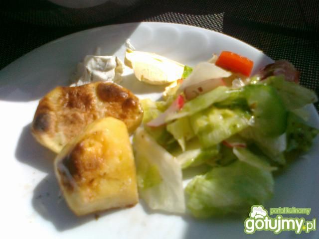 Grillowane ziemniaki z kolorową sałatką Grillowane ziemniaki z kolorową sałatką
