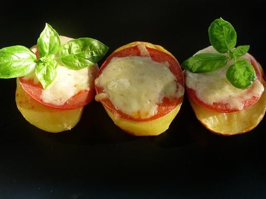 Grillowane ziemniaki z pomidorami i serem Grillowane ziemniaki z pomidorami i serem