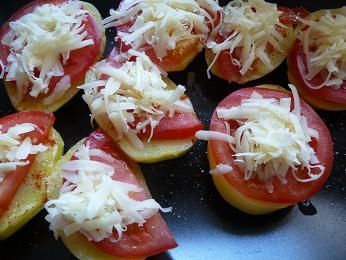 Grillowane ziemniaki z pomidorami i serem