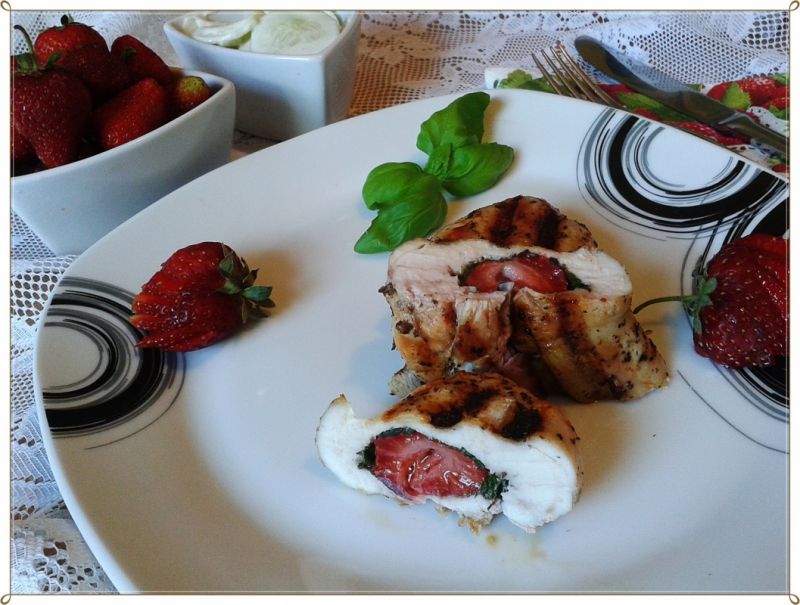 Grillowania pierś z kurczaka z truskawką i bazylią