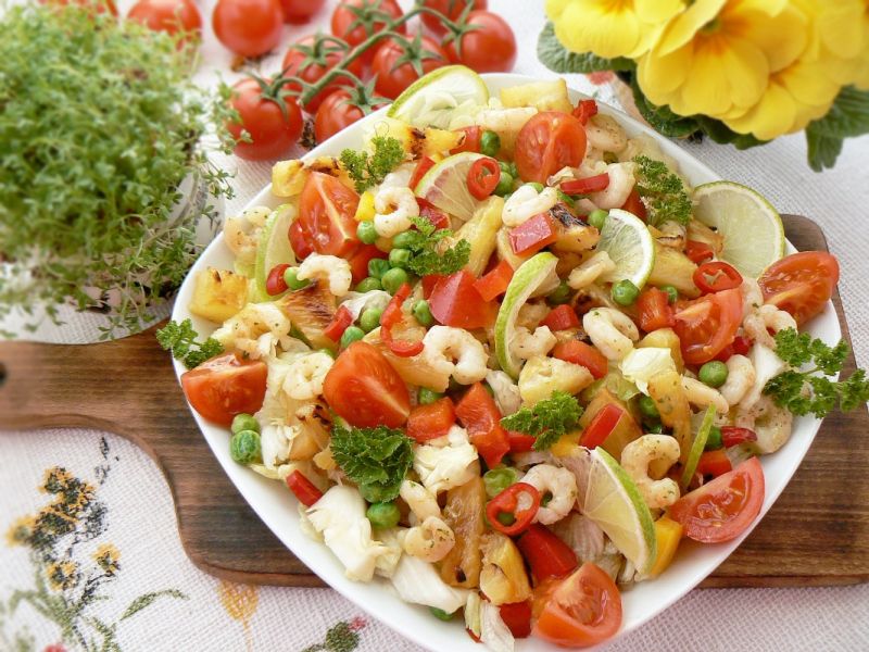 Grillowany ananas w sałatce z krewetkami  Grillowany ananas w sałatce z krewetkami