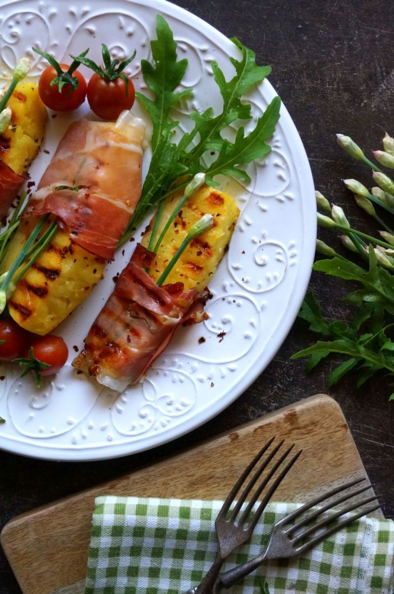 Grillowany ananas z szynka paremeńską