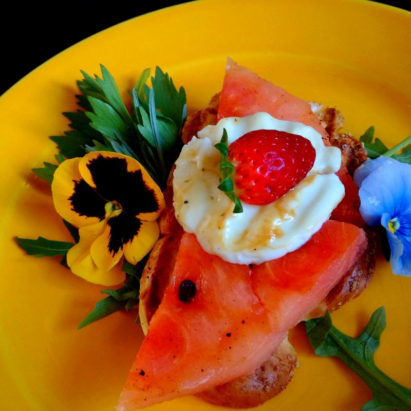 Grillowany arbuz na grillowanej chałce i kozi ser Grillowany arbuz na grillowanej chałce i kozi ser