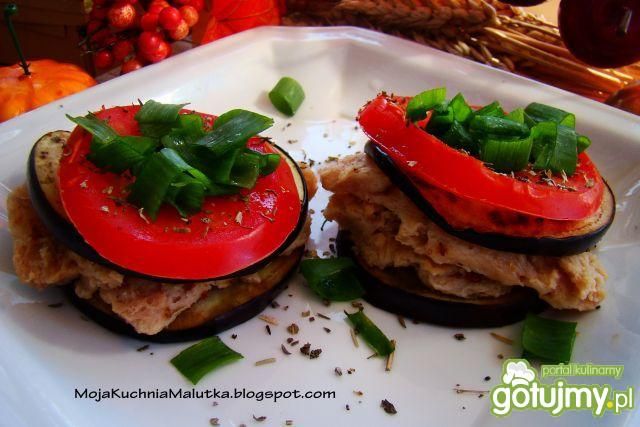 Grillowany bakłażan przekładany kotletem Grillowany bakłażan przekładany kotletem