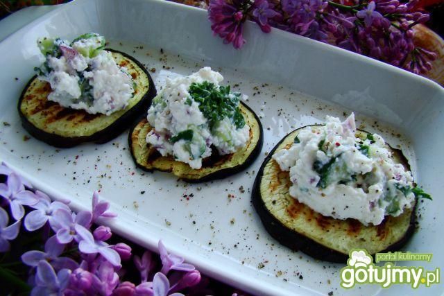 Grillowany bakłazan z ogórkowym twarożki Grillowany bakłazan z ogórkowym twarożki