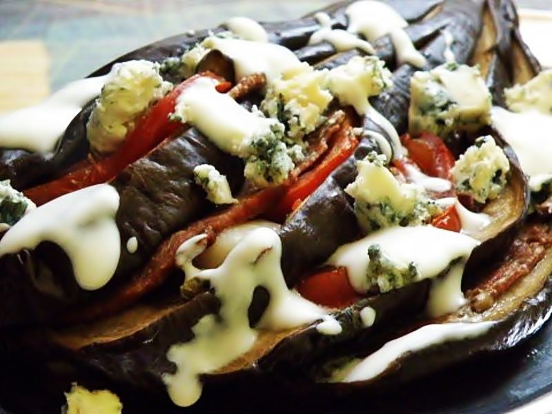 Grillowany bakłażan z pomidorem i serem pleśniowym