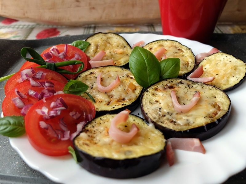 Grillowany bakłażan z serem i pomidor z bazylią