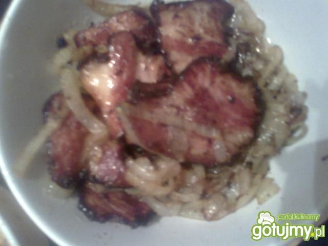 grillowany boczek z cebulą