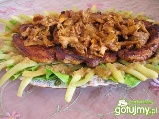 Grillowany boczek z kurkami na fasolce Grillowany boczek z kurkami na fasolce