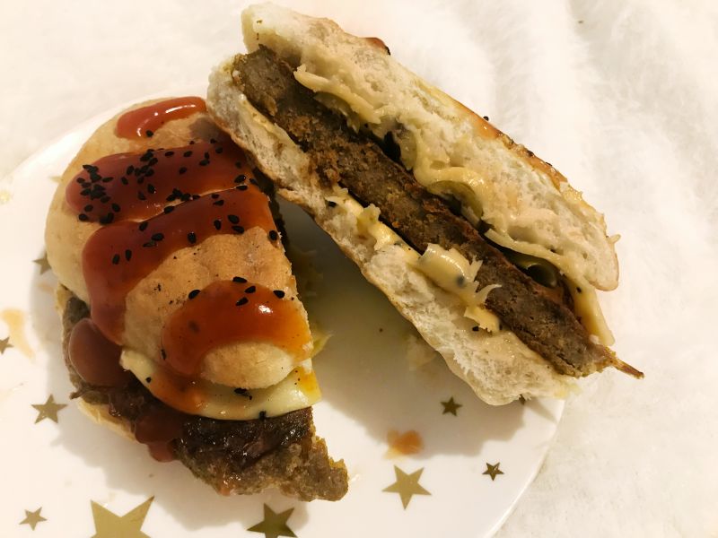 Grillowany burger z oliwkami Grillowany burger z oliwkami