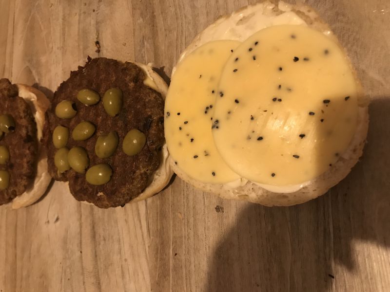 Grillowany burger z oliwkami