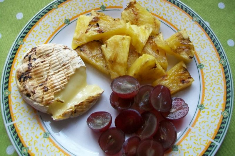 Grillowany camembert w towarzystwie owoców Grillowany camembert w towarzystwie owoców