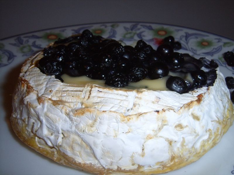 Grillowany camembert z czarnymi jagodami