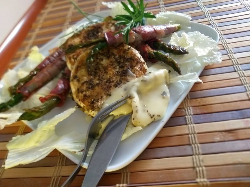 Grillowany camembert z grillowanymi szparagami Grillowany camembert z grillowanymi szparagami