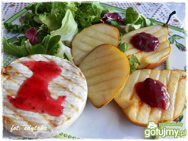 Grillowany camembert z gruszką Grillowany camembert z gruszką