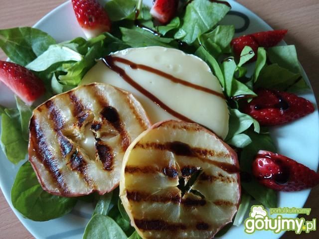 Grillowany camembert z jabłkiem