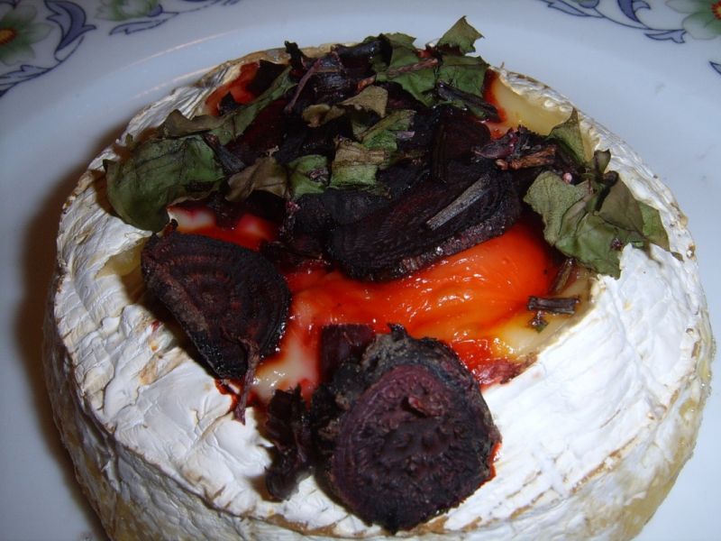 grillowany camembert z młodymi buraczkami i botwin grillowany camembert z młodymi buraczkami i botwin
