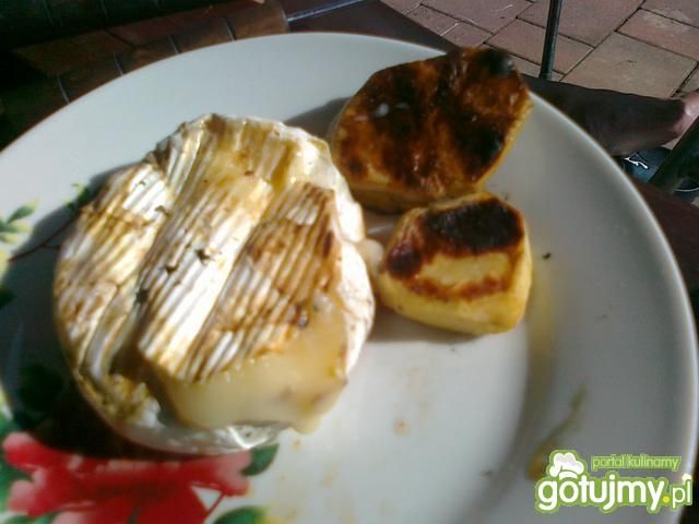 Grillowany camembert z ziemniakami Grillowany camembert z ziemniakami