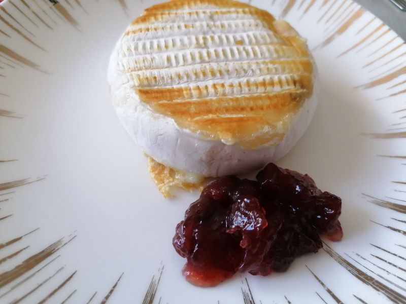 Grillowany camembert z żurawiną Grillowany camembert z żurawiną