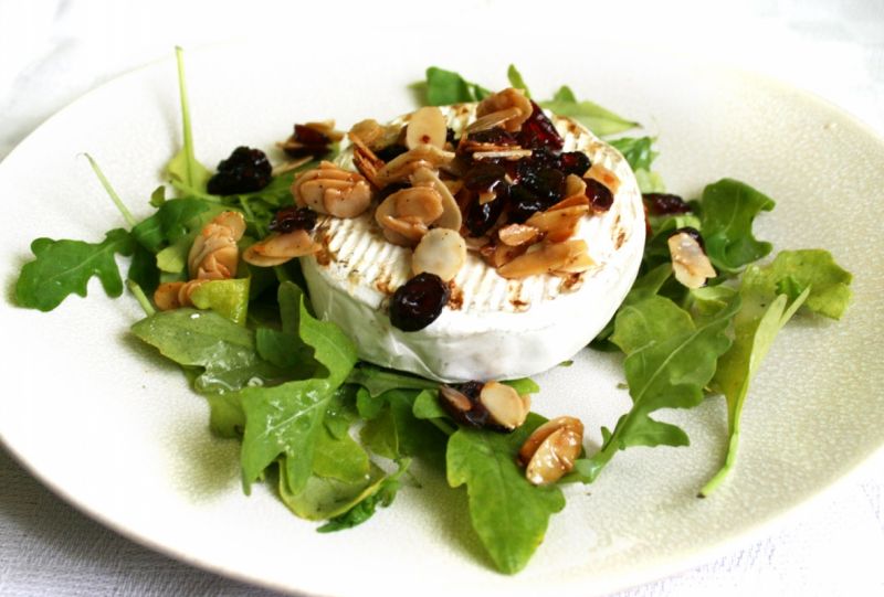 Grillowany camembert z żurawiną i migdałami Grillowany camembert z żurawiną i migdałami