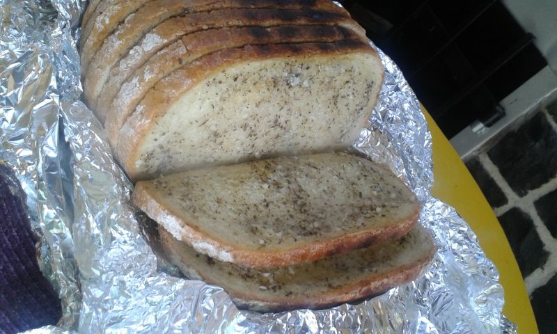 Grillowany chleb z masłem z ziołami i czosnkiem