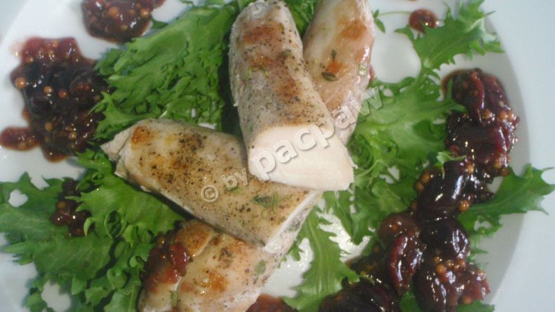 Grillowany comber króliczy w sosie wiśniowym Grillowany comber króliczy w sosie wiśniowym