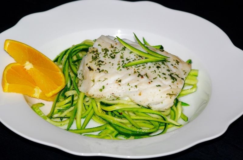 Grillowany dorsz na cukiniowym spaghetti Grillowany dorsz na cukiniowym spaghetti
