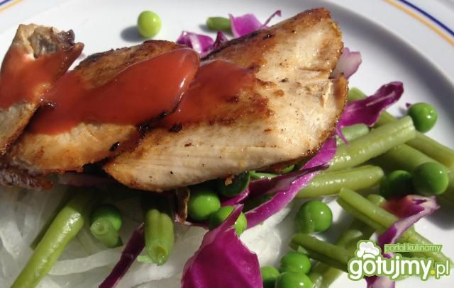 Grillowany dorsz z czerwonym sosem.