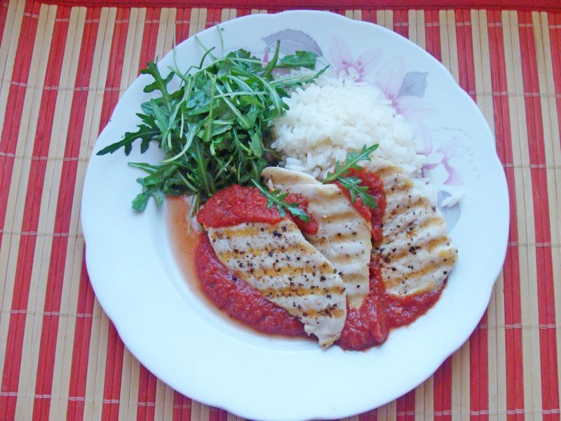 Grillowany filet w sosie pomidorowym